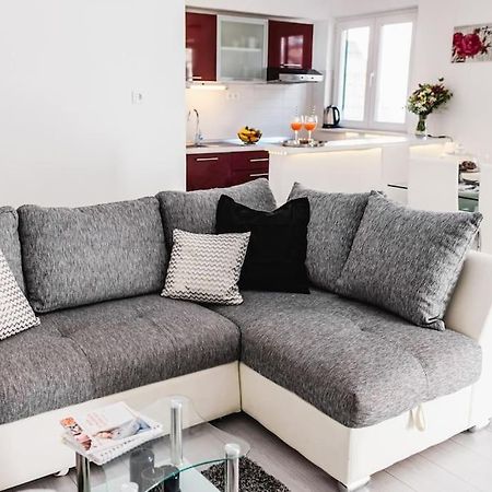 Holiday Home Marina-Renovated House In City Center Rogoznica  Extérieur photo