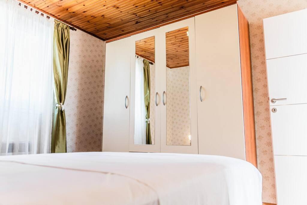 Holiday Home Marina-Renovated House In City Center Rogoznica  Extérieur photo