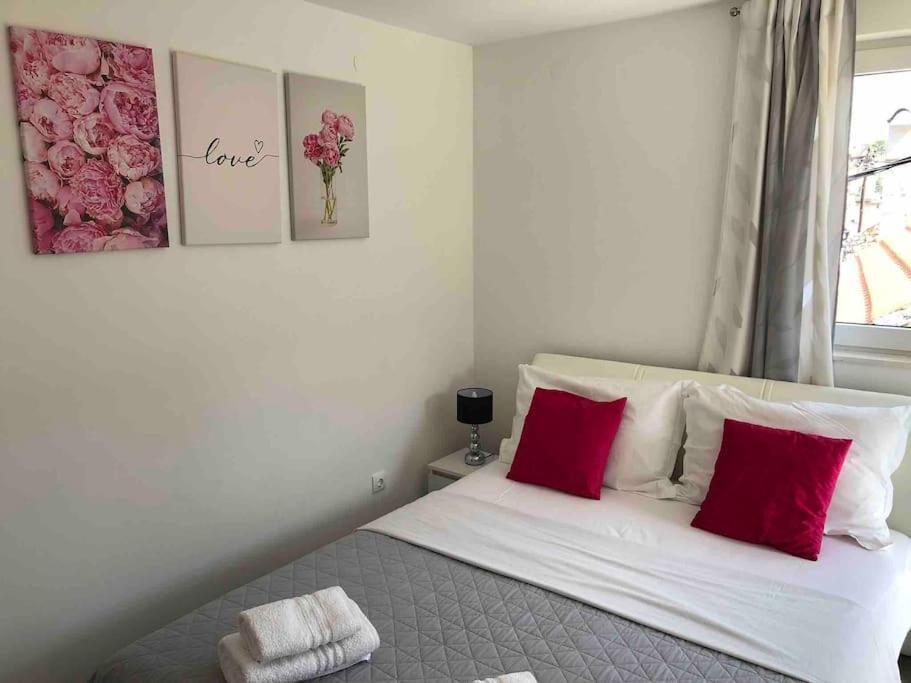 Holiday Home Marina-Renovated House In City Center Rogoznica  Extérieur photo