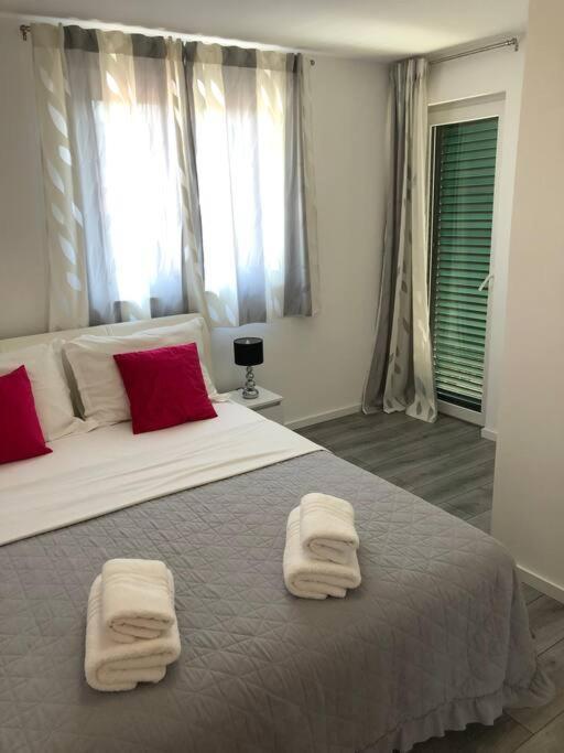 Holiday Home Marina-Renovated House In City Center Rogoznica  Extérieur photo
