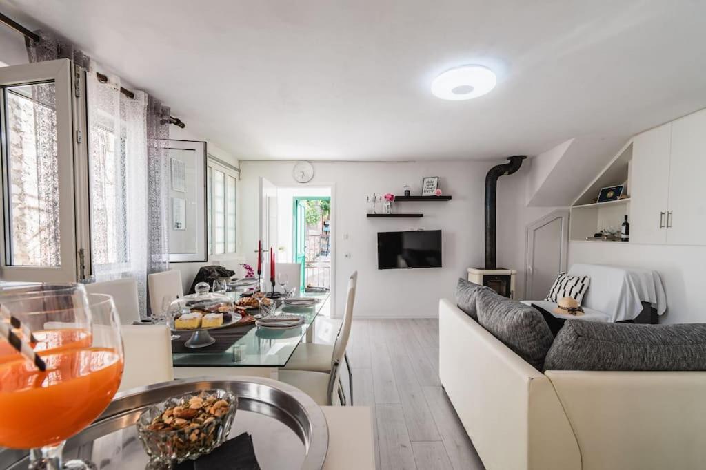 Holiday Home Marina-Renovated House In City Center Rogoznica  Extérieur photo