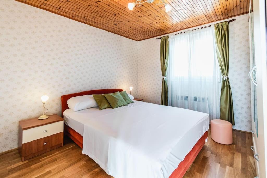 Holiday Home Marina-Renovated House In City Center Rogoznica  Extérieur photo