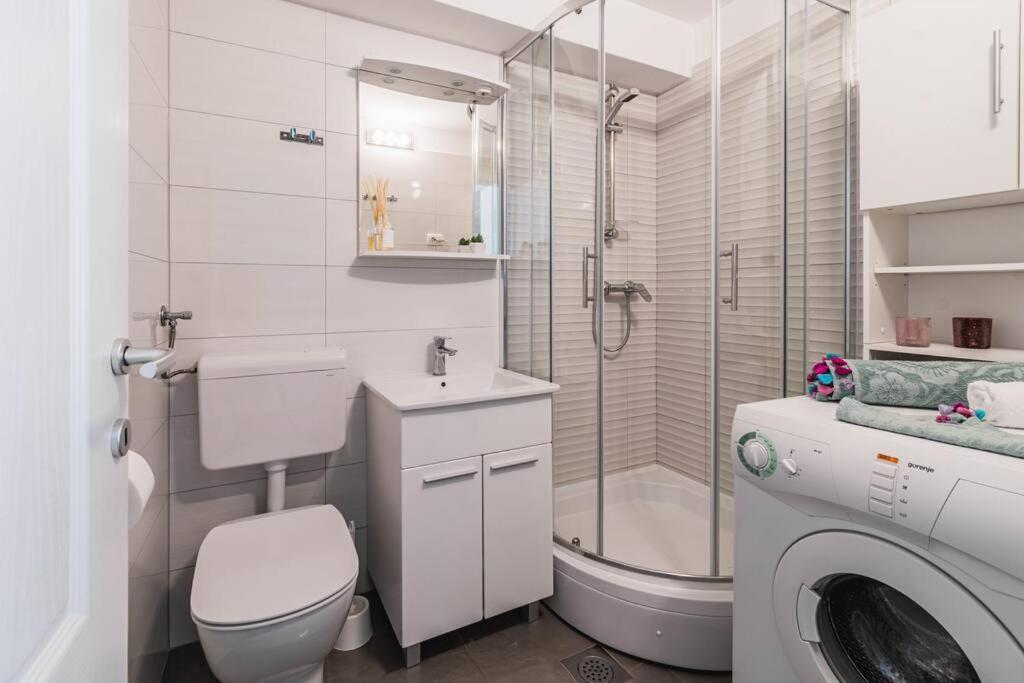 Holiday Home Marina-Renovated House In City Center Rogoznica  Extérieur photo